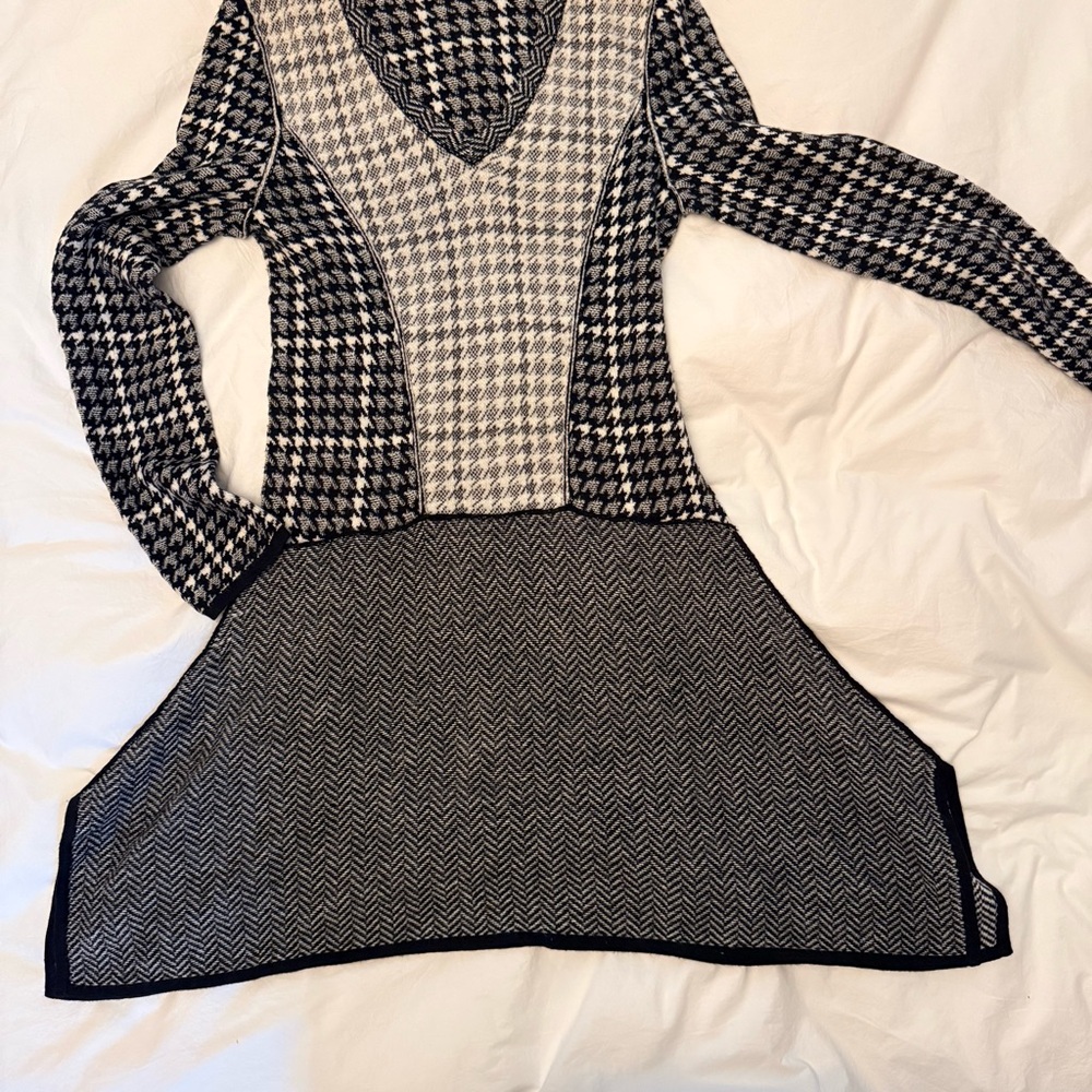 BCBGMaxAzria Black / White / Gray Houndstooth Knit Sweater Dress, V-Neck, size M